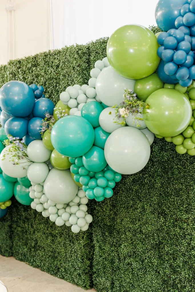 Hedge wall backdrop with balloons